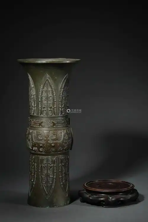 花觚器身分三段,口外撇,厚唇,收颈,鼓腹,足外撇.