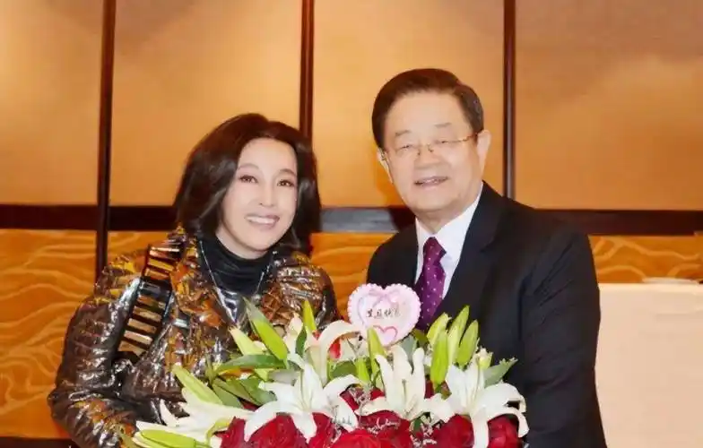 刘晓庆和82岁四婚老公街头散步,夫妻二人感情甜蜜,太幸福_王晓玉_爱情