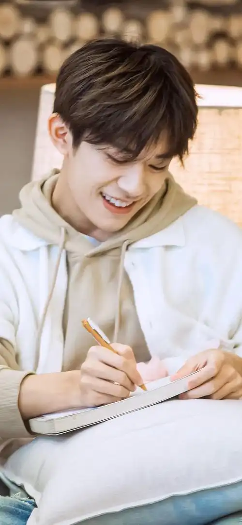 丰富一下易烊千玺少年感手机壁纸_高清图集_新浪网