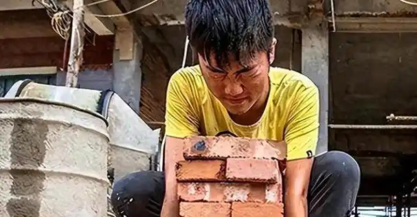 "工地搬砖的孩子考上了清华!