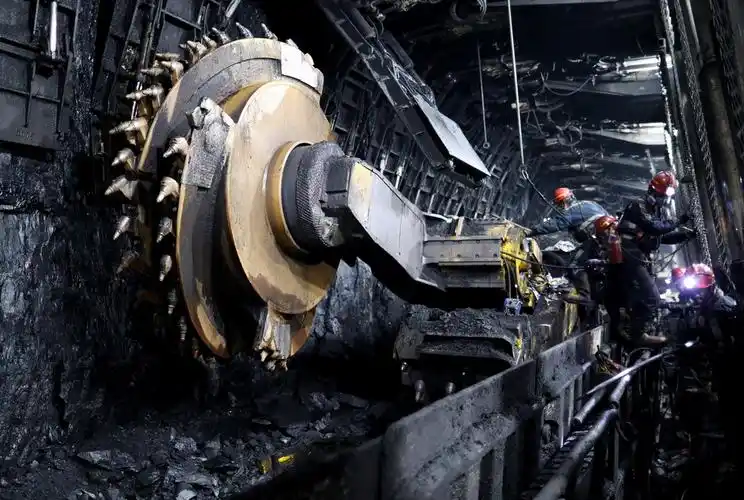 11月16日,国家能源神东煤炭集团大柳塔煤矿工人在检修采煤机.