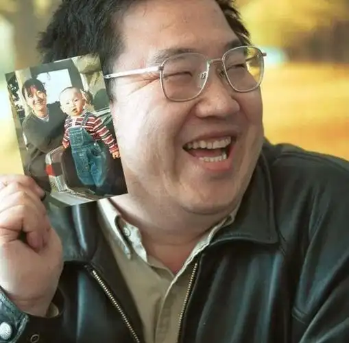 2003年,英达的父亲去世,巴图想去参加爷爷的葬礼,却被亲生父亲拒之门