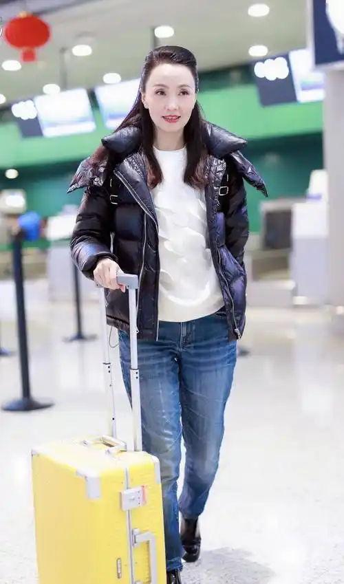 原创陶虹好气质任性穿随便穿黑色羽绒服配牛仔裤走机场就美成这样