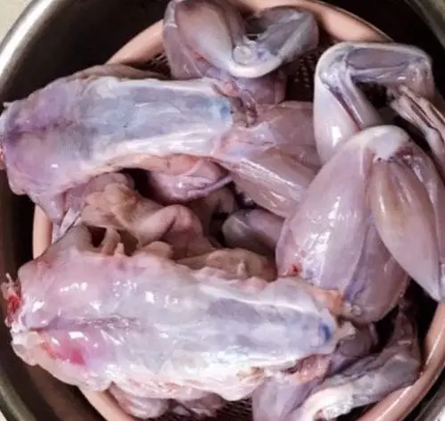 red;display:inline-block; href=/shicai/ 270>牛蛙 /a>剥皮后