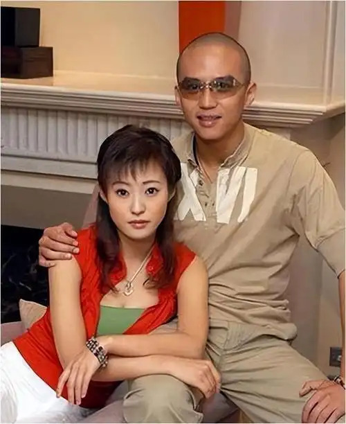 郝蕾独带辛苦两孩子两次婚两次离现如今踏上新道路