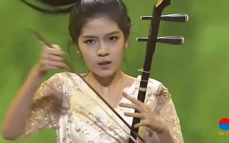 《战马奔腾》(二胡)演奏:陈依妙,陈军,陈耀星_哔哩哔哩_bilibili