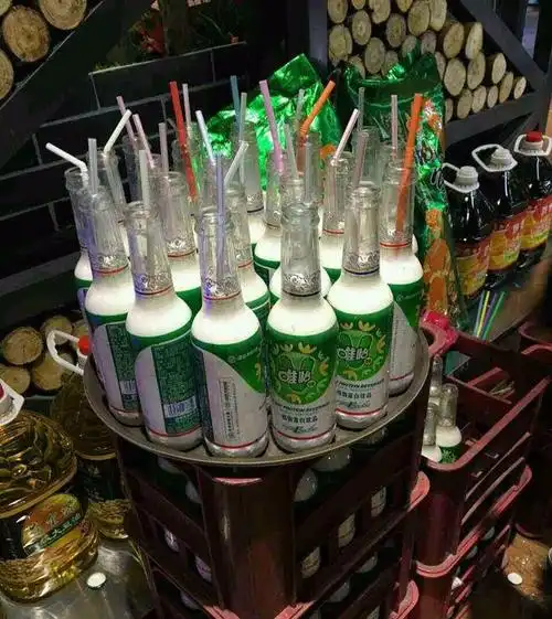 但只有唯怡,准确来说是唯怡豆奶,一种乳白色的坚果饮料,以一种屹立不