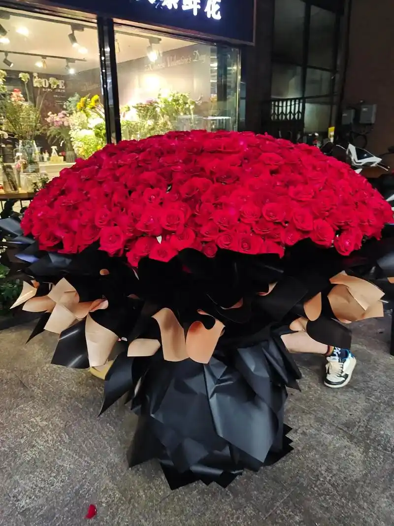 999支红玫瑰巨型花束 突如其来的惊喜  不单是收到礼物的喜 - 抖音