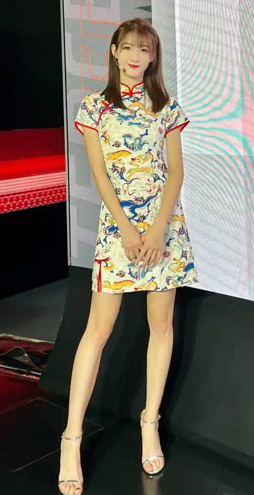 除了在腾讯体育的nba出镜中表现出色,雪儿还涉足其他体育领域的解说和