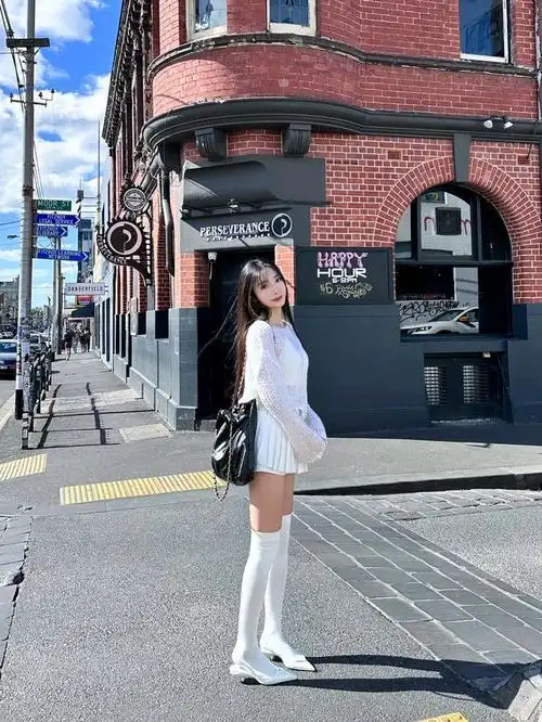 白色过膝袜与百褶裙:少女们的纯真梦想与成长记忆