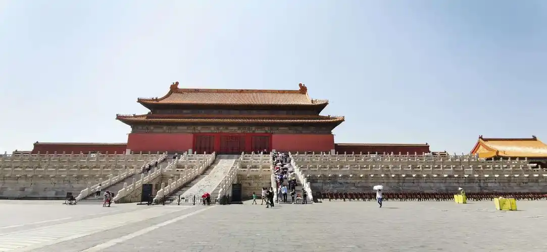 保和殿后面,看两旁有很多排座椅.