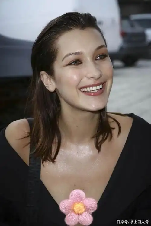 超模贝拉现身纽约街头,眼光不错,穿搭展示风采,暖男陪伴左右