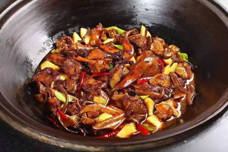 东北特色铁锅炖,让你吃了它回味无穷