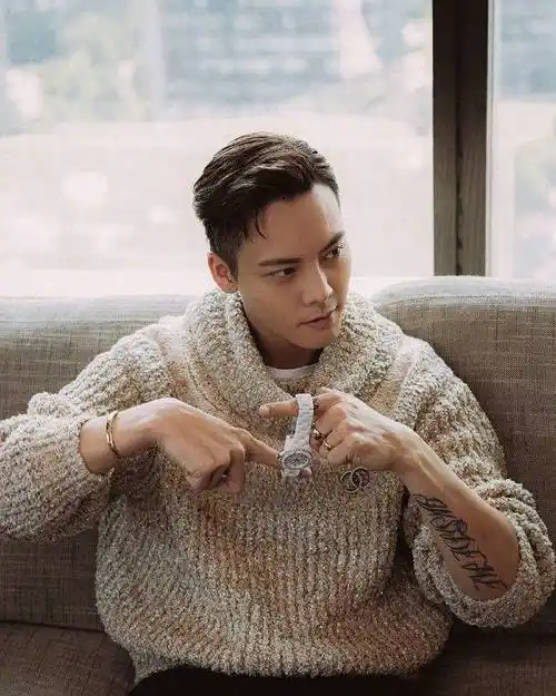 陈伟霆换了新发型,留背头的他突然发现不帅了,颜值