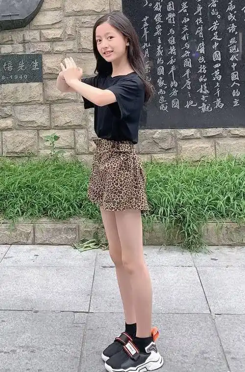 最美童星裴佳欣,9岁穿豹纹裙凹漫画腿,腿长姐姐们