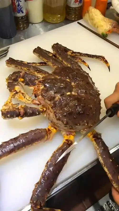 这个帝王蟹比较大,六斤,大家猜猜这只蟹卖多少一份呢?