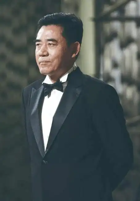 陈宝国一家三口温馨外出!