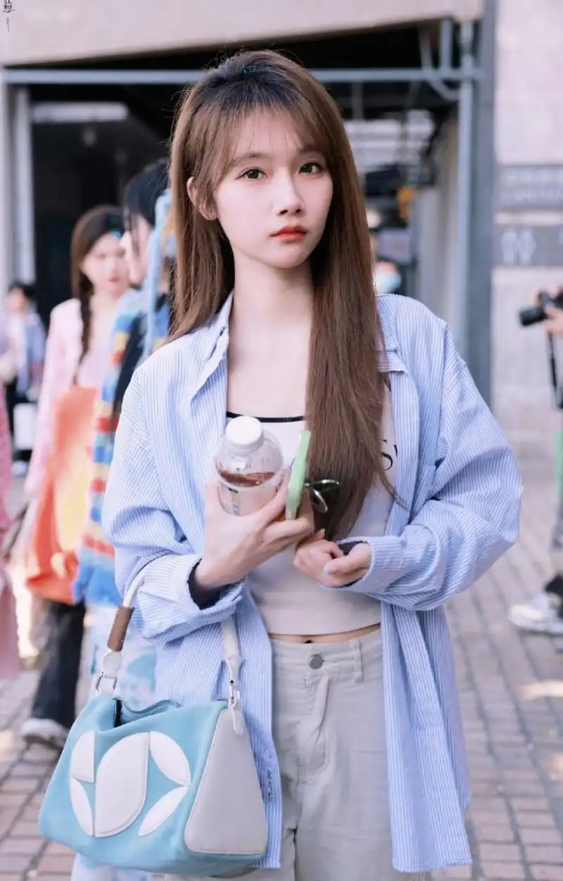 宋昕冉真是又欲又纯,让人心动不已,恋爱感十足!