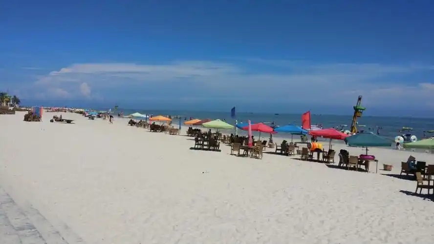 下午去银滩踩在沙滩上有点烫脚,不过海水