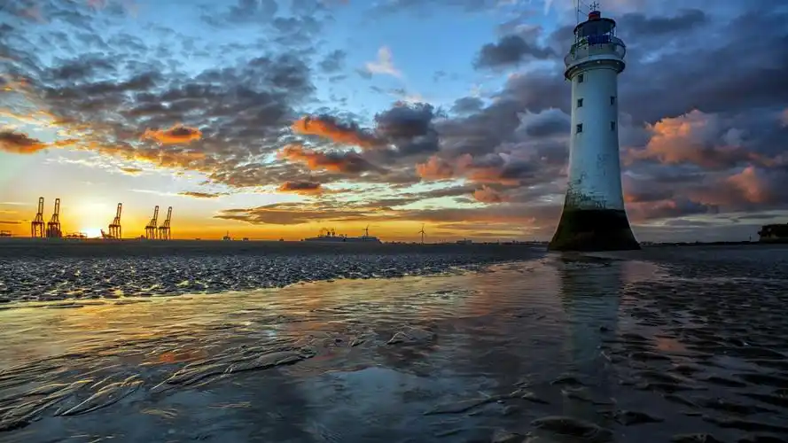 港口海岸海滩灯塔日落风景图片