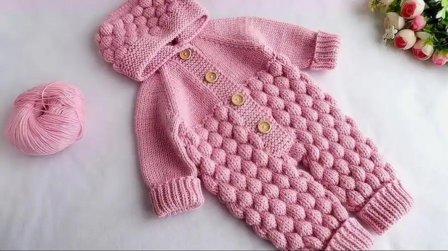 棒针编织带帽的婴幼儿连体毛衣,温暖舒适又漂亮