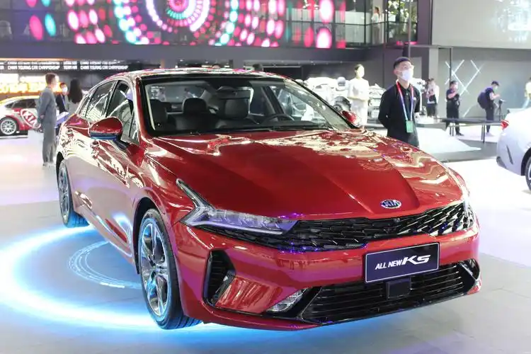 2020北京车展实拍全新起亚k5凯酷亮相红色内饰吸睛