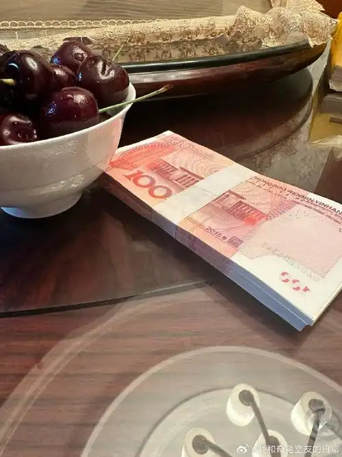 刚和婆婆吃完饭,正好公公回来了,进门突然给了我一万块现钞,自己年终