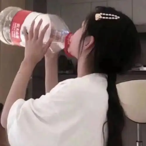 放在主楼!求一个真人美少女仰头喝水的头像
