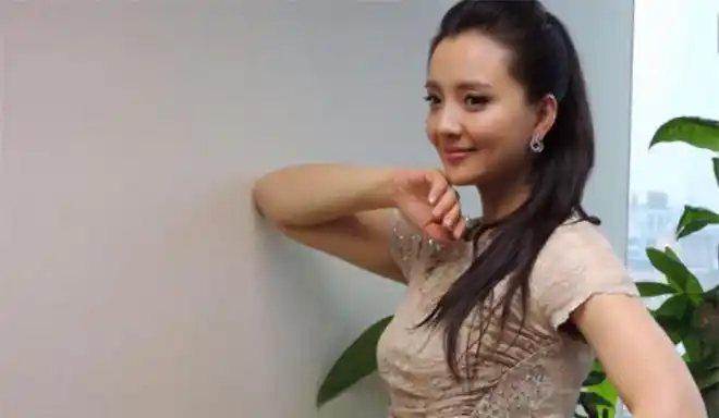 孙茜,是端庄稳重的魅力女性,作为演员更是尽职尽责