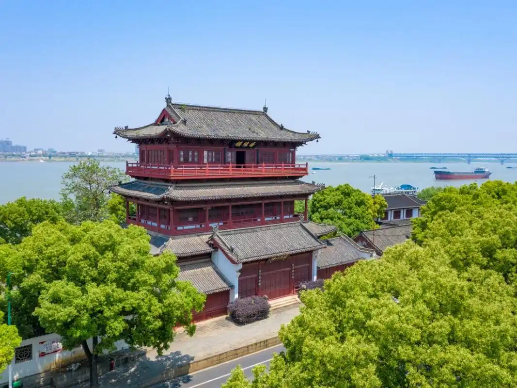 浔阳江景区位于九江市浔阳区滨江路,包括琵琶亭,锁江楼塔,浔阳楼