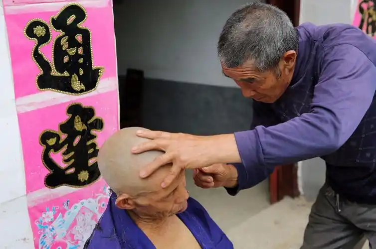 大山里的留守老人互助剃光头 5分钟刮光一个头