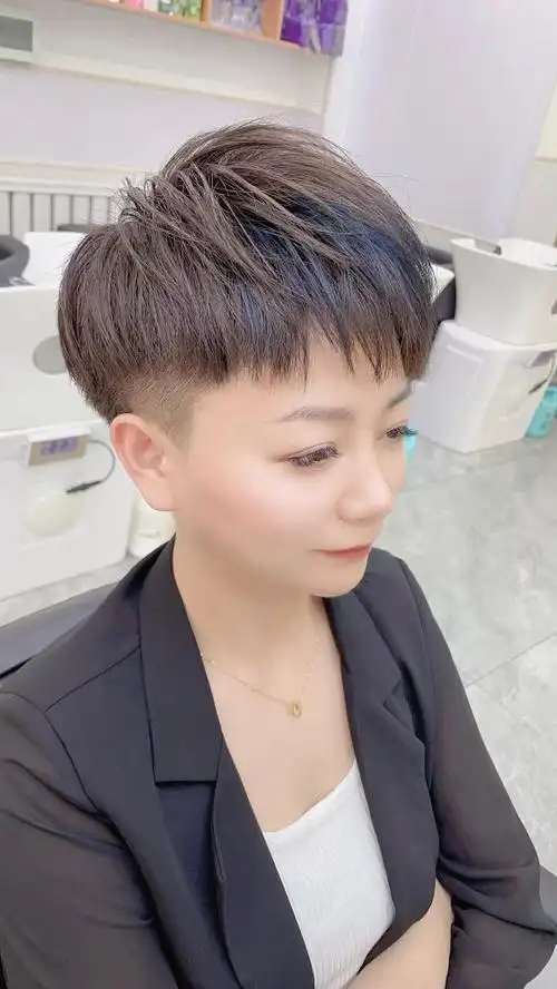 夏天**应该尝试的短发,就是这种推边短发了,两侧鬓角用电推剪推上去