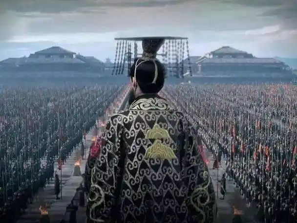 剧照秦始皇死后,秦二世暴政,宦官专权,不久后强盛的大秦帝国就此