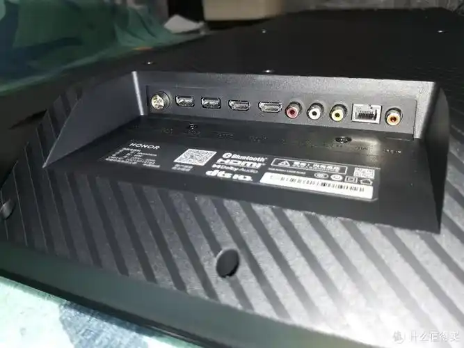 这边就是这款电视机的一些接口,有hdmi,还有百兆的网口,不是千兆的,有