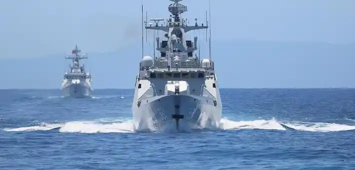 两艘056型护卫舰航行在南海海域