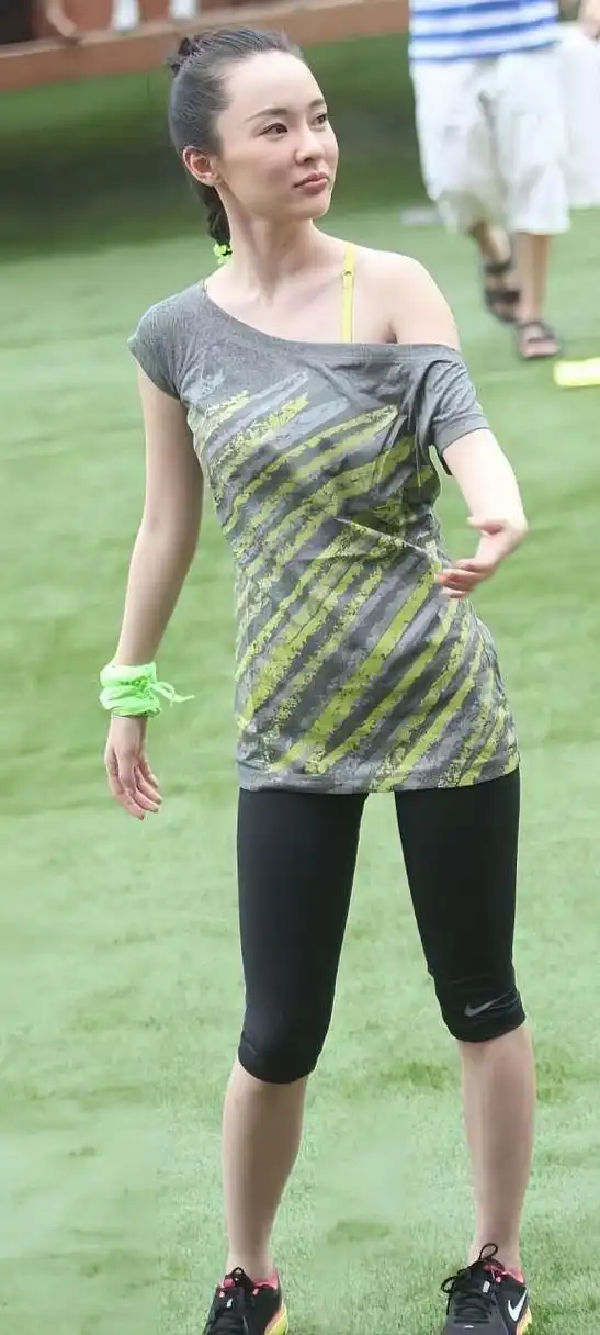 霍思燕运动装写真