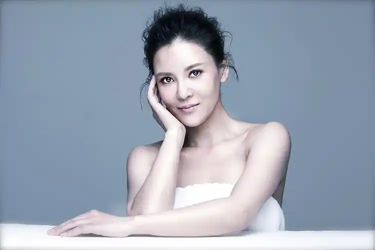 何佳怡熟女写真尽显高贵优雅