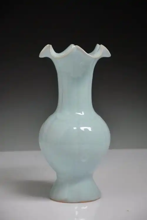 一件汝窑天青釉精品,成为宋代瓷器典范,可惜被掠夺到了海外