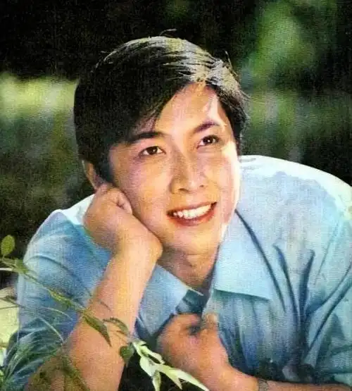 演员壮丽嫁大12岁唐国强为妻连生两子如今一家五口其乐融融