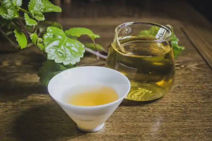 暗淡的茶味包含了人生的沧桑,它宛如一只小手,能伸进人的心灵深处