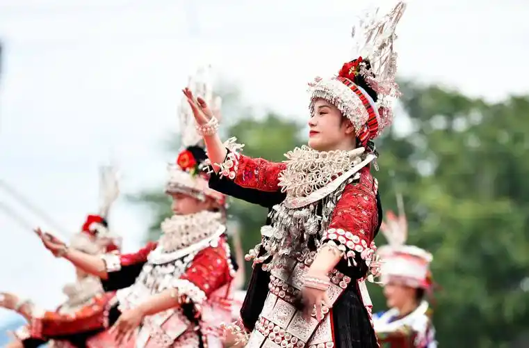 贵州台江苗族独木龙舟竞渡清水江