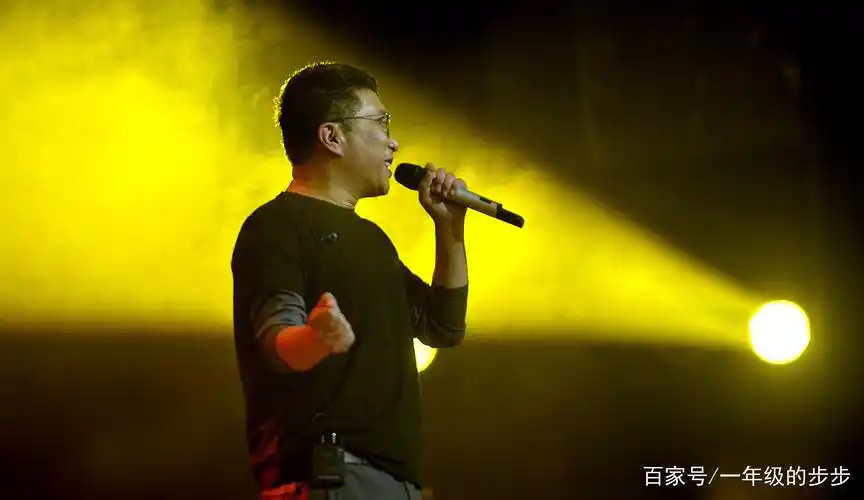 著名歌手庞龙母校校庆献歌,太激动忘记歌词