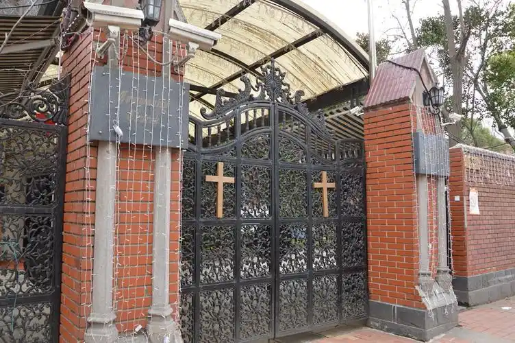 衡山路这里的国际礼拜堂,免费开放,不过有时候好像只招待外国人士,去