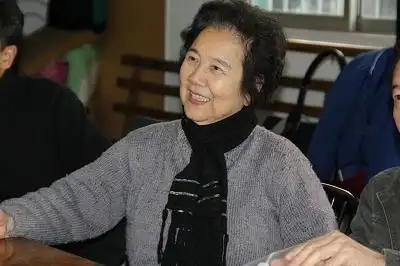 吕瑞英 悠然独行 笑靥灿烂(组图)