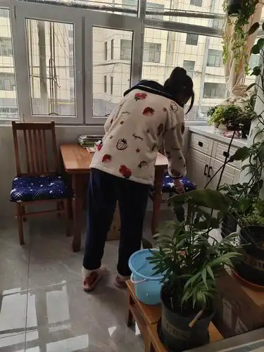 扫地让我的手又酸又困.