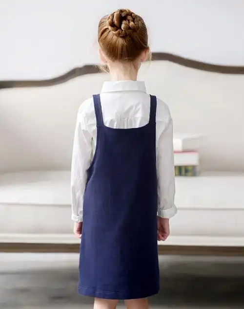 衣服下面是各种式样的裙子,上面配以背带(背带可宽可窄,有多种式样)