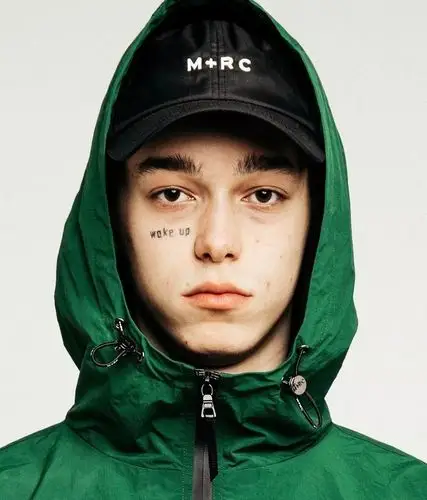 潮来潮趣 | 谁说脸上纹身不好看?这个面瘫小哥成大牌新宠