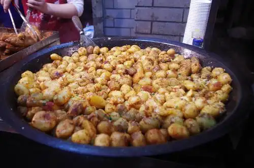 10块钱一份的小土豆,大叔每天卖200多份,大叔还嚷嚷着不赚钱