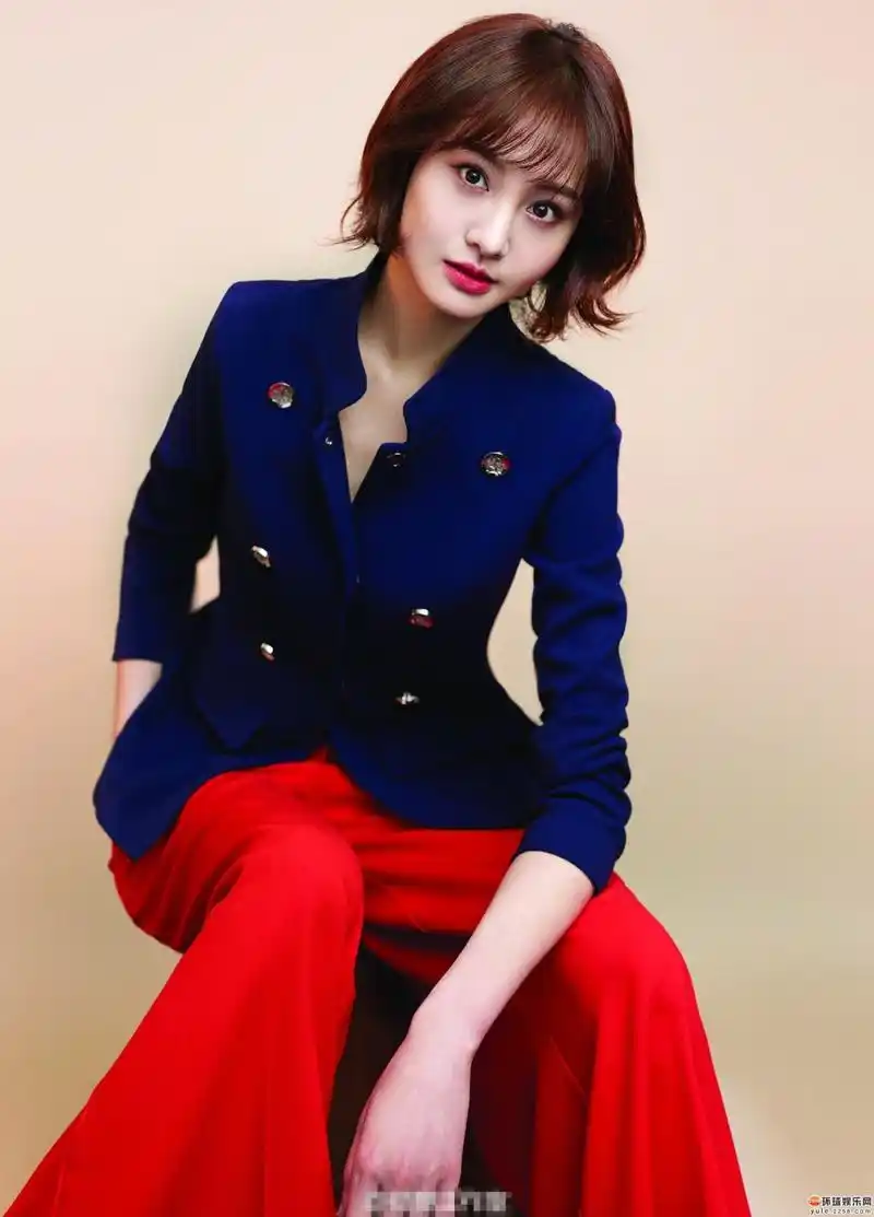 郑爽穿蓝西服配大红肥裤子,能装下四个腿,网友:没想到还这么美