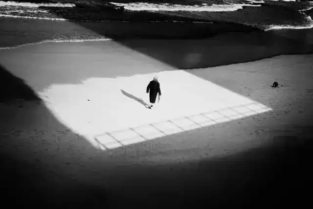 摄影大师黑白镜头,留你无限遐想的背影系列